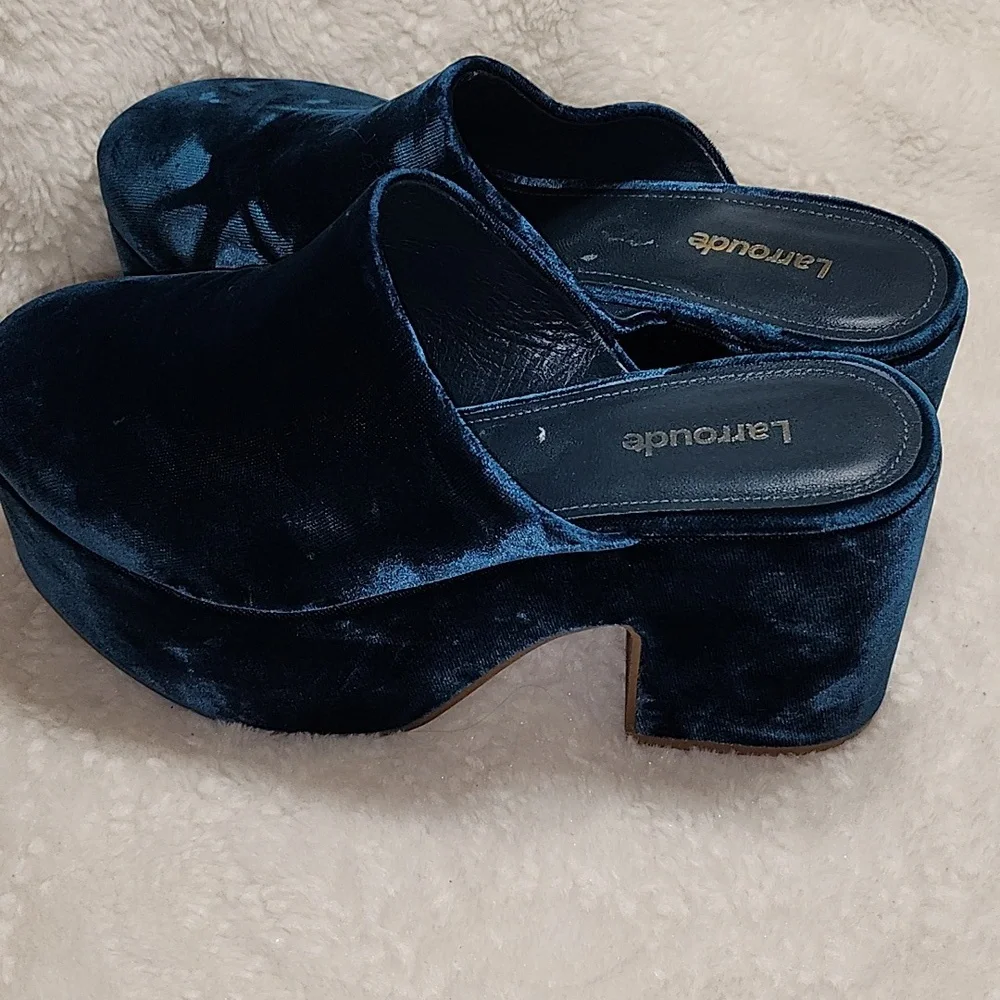 Larroudé Miso Platform Clog in Deepsea Velvet Size 6